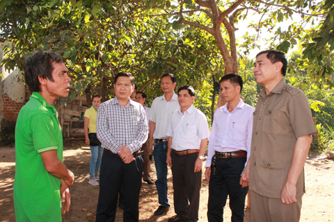 Đồng chí Trần Quốc Cường cùng Đoàn công tác thăm hỏi, động viên người dân huyện Ea Kar bị thiệt hại do bão số 12
