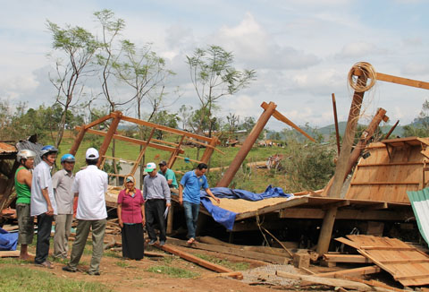 Một nhà dân ở xã Yang Mao (Krông Bông) bị thiệt hại sau cơn bão số 12