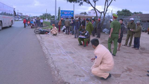 Hiện trường vụ tai nạn giao thông xảy ra rạng sáng 28-11 trên đường Hồ Chí Minh đoạn qua xã Hòa Thuận (TP. Buôn Ma Thuột) khiến 2 người chết. Ảnh: Trường Minh