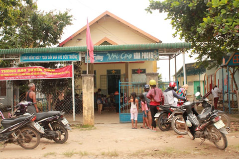 Trường Mẫu giáo Hòa Phong ở trung tâm xã Hòa Phong chưa có nhà hiệu bộ và nhà làm việc cho giáo viên. Ảnh: N. Xuân
