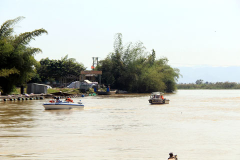 Lực lượng tìm kiếm trên sông Krông Ana