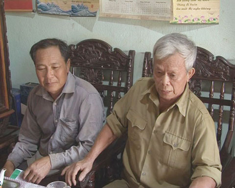 Ông Nguyễn Văn Năm (bìa phải) đến các hộ gia đình vận động người dân tham gia xây dựng nông thôn mới. Ảnh: T.Trung