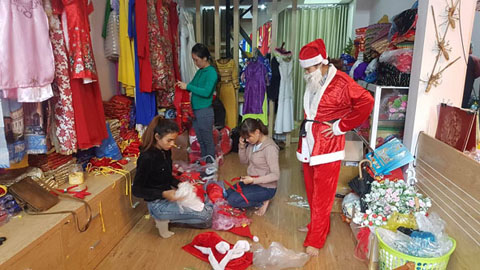 Người dân mua sắm đồ trang trí cho lễ Giáng sinh.  