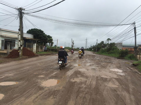 Tuyến đường từ huyện Ea Kar đi Krông Năng đang xuống cấp.
