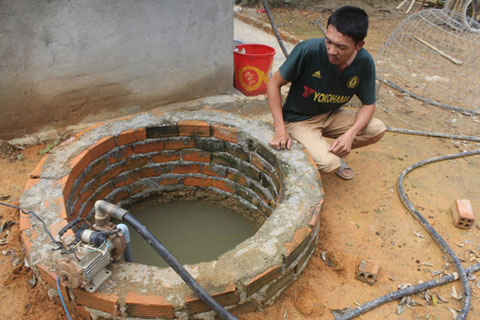 Anh Trần  Xuân Huy  lo ngại  dùng nước giếng đào có thể  ảnh hưởng sức khỏe  gia đình.   
