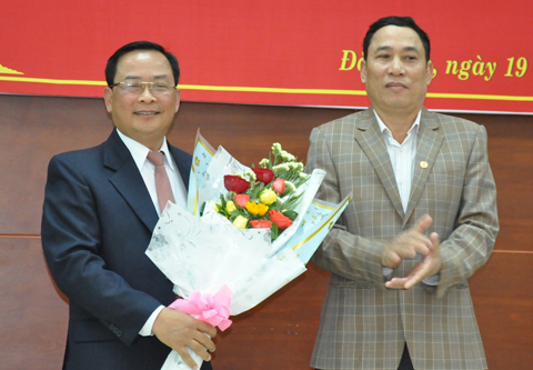 Phó Chủ tịch UBND tỉnh Võ Văn Cảnh tặng hoa chúc mừng ông Bùi Văn Chuẩn