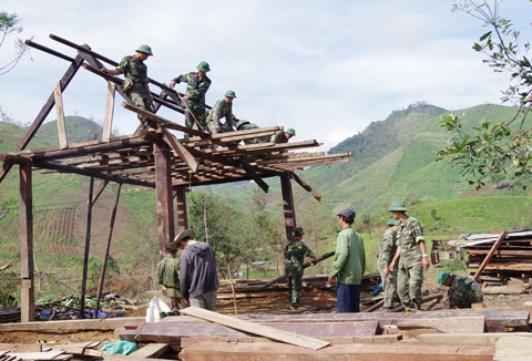 Cán bộ, chiến sĩ lực lượng vũ trang tỉnh giúp nhân dân xã Yang Mao (huyện Krông Bông) khắc phục hậu quả bão lụt