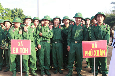 Công dân huyện Krông Năng vui tươi, tự hào ngày nhập ngũ. 