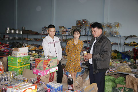     Chủ tịch  UBND xã  Ea Sin  Phạm Văn Cháng  (bìa phải) đang  tuyên truyền người dân không  kinh doanh hàng nhái, hàng kém  chất lượng. 