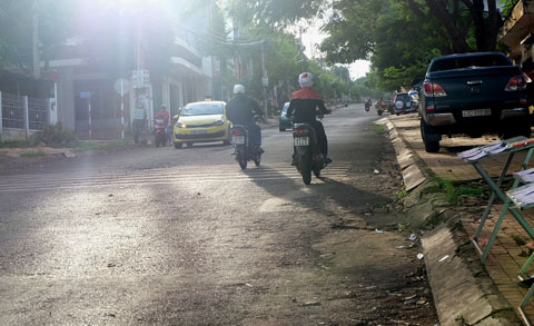 Trên một số tuyến đường nội thị thị xã Buôn Hồ vẫn còn tình trạng đỗ xe trái phép trên vỉa hè.