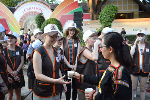 Đoàn khách quốc tế thưởng thức cà phê tại Lễ hội Cà phê Buôn Ma Thuột năm 2017.  