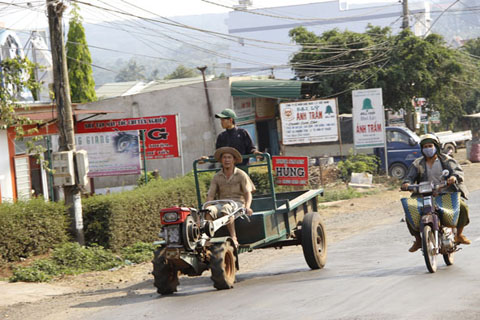 Xe công nông lưu thông trên đường Hồ Chí Minh (đoạn qua địa bàn thị xã Buôn Hồ).