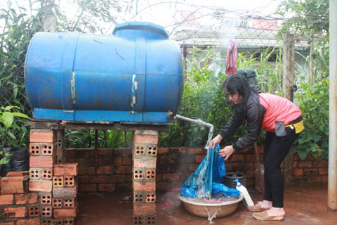 Một hộ dân ở thôn 14, xã Pơng Đrang sử dụng nguồn nước giếng không đảm bảo vệ sinh để phục vụ sinh hoạt.
