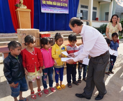 Đại diện Thị ủy - HĐND – UBMTTQ thị xã Điện Bàn, tỉnh Quảng Nam trao học bổng cho các em học sinh nghèo