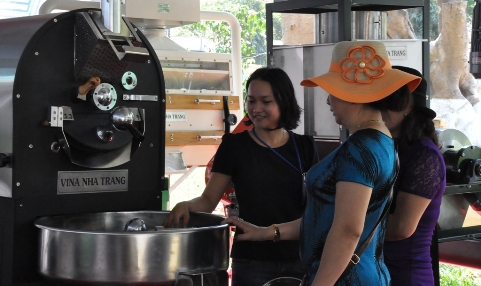 Khách tham khảo dây chuyền sản xuất cà phê tại Lễ hội Cà phê Buôn Ma Thuột lần thứ  V-2015