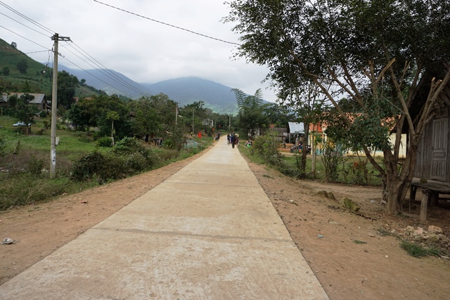 Nhiều thôn, buôn ở xã Cư Pui đã có đường bê tông khang trang, sạch sẽ.
