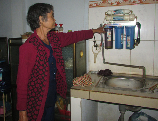 Bà Phạm Thị Thìn cho rằng nước đã được lọc qua máy, hàng ngày vẫn dùng nên ghi ngờ có người bỏ thuốc cỏ vào can nước trong lúc làm rẫy