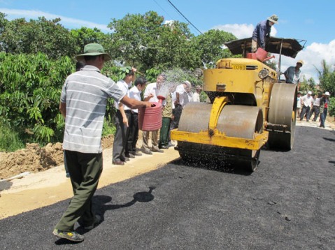 Sử dụng vật liệu Carboncor Asphalt thi công đường giao thông nông thôn tại xã Ea Ô, huyện Ea Kar.