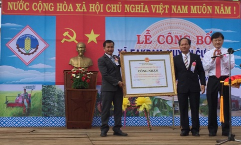 Xã Ea Kpam đón Bằng công nhận đạt chuẩn nông thôn mới.