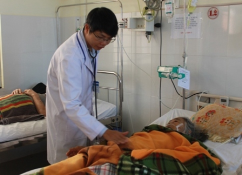 Bác sĩ Nguyễn Thiện Ái kiểm tra sức khỏe của bệnh nhân Trần Thị Trình.
