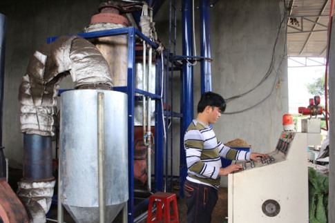 Xã viên của HTX Nông nghiệp và dịch vụ Bình Minh điều khiển hệ thống lò đốt, sấy nhiệt phân cà phê.