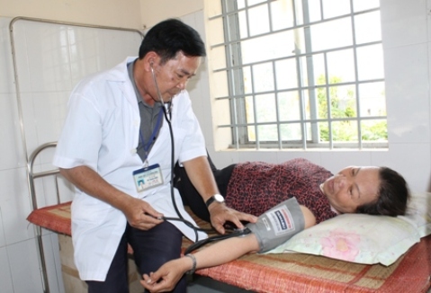 Khám bệnh cho người dân tại Trạm y tế xã Yang Reh (huyện Krông Bông)