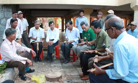 Các nghệ nhân người dân tộc Êđê, M’nông đang chỉnh âm cho chiêng tre tại lớp truyền dạy chỉnh chiêng do Sở Văn hóa – Thể thao và Du lịch tổ chức.  