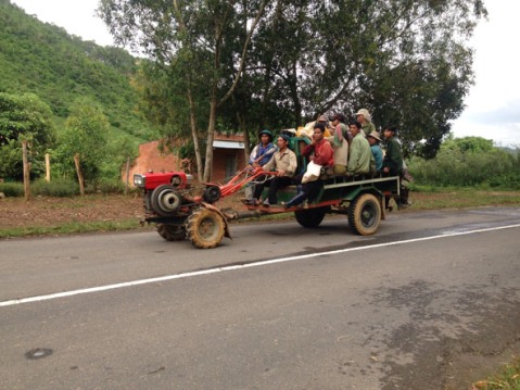 Xe máy kéo nhỏ ngang nhiên chở người lưu thông trên Quốc lộ 27 đoạn qua huyện Lắk.