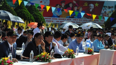 Các đại biểu tham dự lễ khai mạc