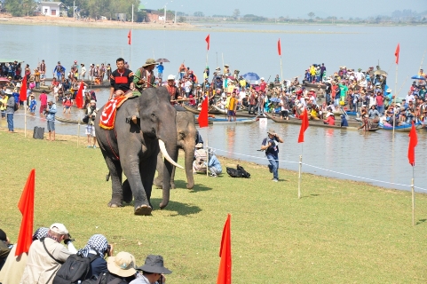 Lễ hội đã thu hút hàng nghìn người dân và du khách đến xem và cổ vũ