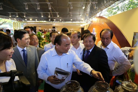 Thủ tướng Chính phủ Nguyễn Xuân Phúc và các đại biểu thăm Hội chợ Triển lãm chuyên ngành cà phê năm 2017.   Ảnh:  Đ. Lan