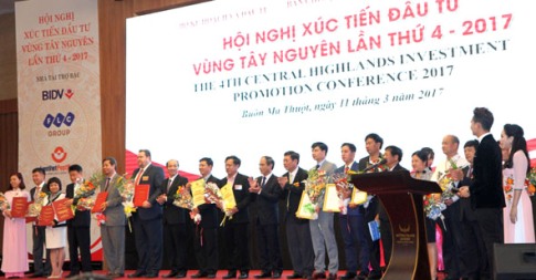  Đại diện lãnh đạo UBND tỉnh Đắk Lắk trao chứng nhận đầu tư cho các doanh nghiệp  tại Hội nghị  xúc tiến đầu tư  khu vực  Tây Nguyên  lần thứ 4  năm 2017.