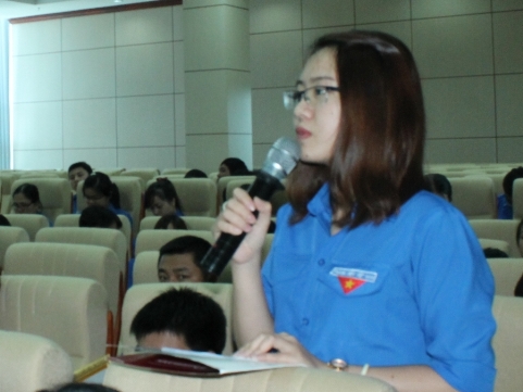 Một đoàn viên thanh niên trình bày ý kiến tại buổi tọa đàm