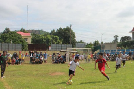 Cầu thủ nhí tranh tài  tại Giải  bóng đá  thiếu niên, nhi đồng huyện  Krông Bông năm 2016. 