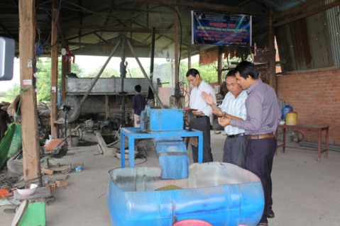 Dây chuyền sản xuất hạt nhựa của cơ sở Minh Chiến (xã Ea Huar, huyện Buôn Đôn) được hỗ trợ từ chương trình khuyến công địa phương. 
