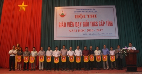 Ban tổ chức tặng Cờ lưu niệm cho các đoàn tham gia Hội thi.
