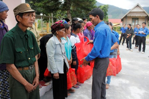  Đoàn Khối  Các cơ quan tỉnh trao quà tặng hộ nghèo, các gia đình chính sách  ở xã Cư Pui (huyện Krông Bông).  (Ảnh minh họa)