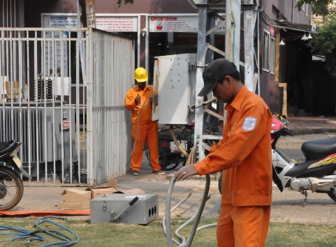Công nhân Công ty Điện lực Đắk Lắk đấu nối điện tại khu vực Quảng trường 10-3