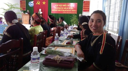 Chị H’Huyên Ayun (buôn Đrai Xí, xã Ea Tar) tại buổi gặp mặt biểu dương phụ nữ dân tộc thiểu số tiêu biểu của huyện.   Ảnh: H'Xiu