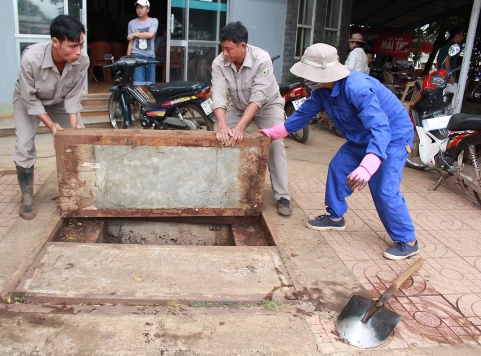 Công ty TNHH MTV đô thị và môi trường Đắk Lắk kiểm tra hố ga trên địa bàn phường Tân Hòa, TP. Buôn Ma Thuột