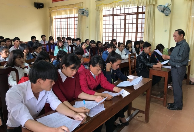 Cán bộ tổ tư vấn thi TRung tâm GDTX thị xã Buôn Hồ hướng dẫn học viên cách ghi phiếu đăng ký dự thi THPT quốc gia vf xét tuyển ĐH.