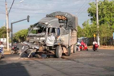 Hiện trường 1 vụ tai nạn giao thông xảy ra trên đường vành đai phía Tây TP. Buôn Ma Thuột.  