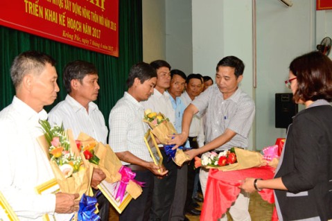 Các cá nhân hiến đất làm đường giao thông nông thôn năm 2016 nhận Giấy khen  của UBND huyện Krông Pắc.