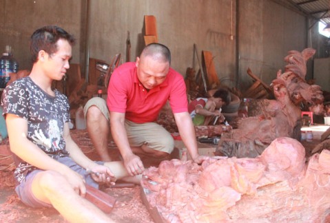Chủ Cơ sở gỗ mỹ nghệ Văn Mừng “cầm tay chỉ việc” cho lao động khuyết tật.