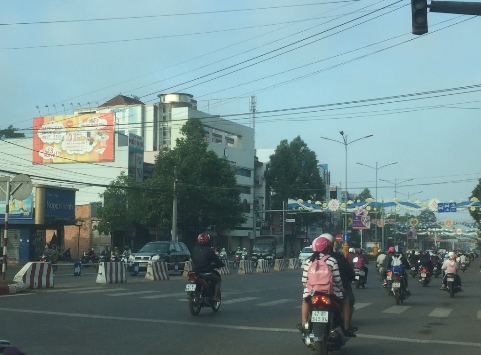 Đèn tín hiệu gia thông tại ngã tư Nguyễn Tất Thành - Ama Jhao - Ngô Gia Tự không còn hoạt động, thay vào đó là giải phân cách cứng