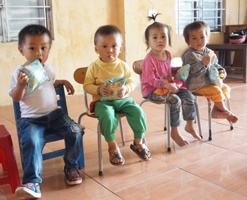 Lớp học nhờ  hội trường  thôn  của trẻ em thôn  Giang Xuân chỉ có mấy chiếc ghế.   