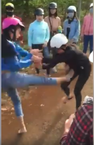 Hai nữ sinh đánh nhau như phim hành động. Ảnh cắt từ clip