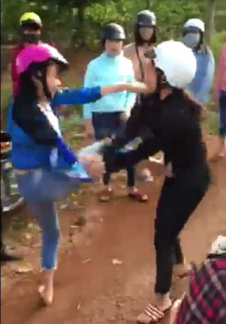 Hai nữ sinh lớp 9 đánh nhau như phim hành động. Ảnh cắt từ clip