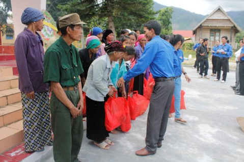 Đoàn xã Cư Pui (huyện Krông Bông) trao quà Tết tặng gia đình chính sách. 