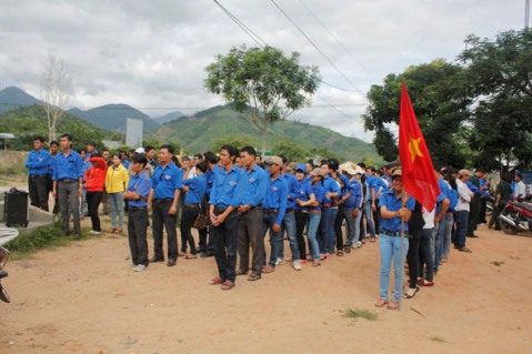 Tuổi trẻ xã Cư Pui tham gia phong trào tình nguyện.